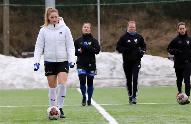 Amanda Kass har tränat med Vasa IFK en längre tid och nu står det klart att hon kommer spela med laget i division 1. I bakgrunden lagkamraterna Fanny Forss, Heidi Rannikko och Linnéa Hjerpe.