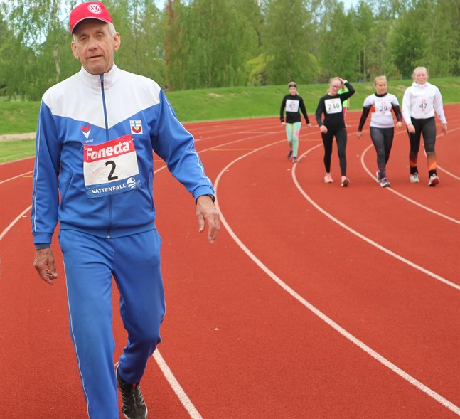 Bo-Erik Isakas resliga gestalt brukar vara ett givet inslag när Ärevarvet arrangeras i Bennäs. Men nu, efter drygt tjugo stycken, blir de inte fler.