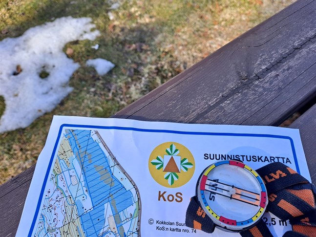 Orienteringskartan till Måndagsbommen kan man skriva ut själv, hämta från Intersport i Karleby eller av Timo Ronkainen.