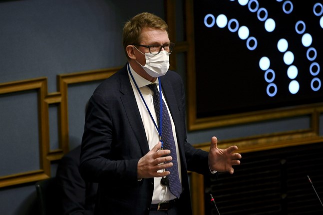 Finansminister Matti Vanhanen fick försvara regeringens ekonomiska politik under riksdagens frågetimme på torsdagen.