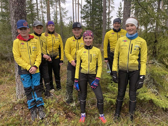 I NOK finns orienterare i alla åldrar. Här några av dem. Pontus Yrjans (till vänster), Isak Hertsbacka, Malin Haka, Johan Yrjans, Lea Snickars, Johan Hertsbacka och Matilda Snickars tävlar alla för Närpesföreningen.