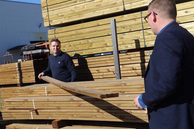 Det har visat sig att vi gärna förstorar altanen eller förbättrar förrådet i trädgården i pandemitider. Det har Staffan Björkman och Dennis Forsgren på järnaffären Hartman i Vasa sett under det gångna året.