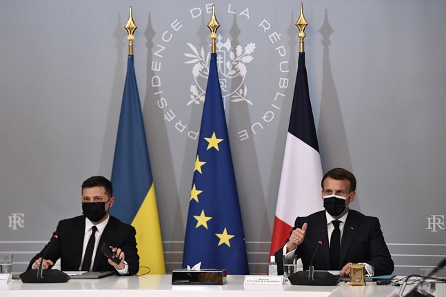 Frankrikes president Emmanuel Macron, till höger, och Ukrainas president Volodymyr Zelensky höll lunchmöte i Paris på fredagen. Tysklands förbundskansler Angela Merkel deltog via videolänk. De tre ledarna vill få till stånd ett toppmöte med Rysslands president Vladimir Putin.