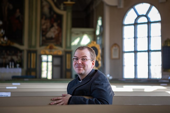 Tuomo A. Komulainen känner sig väl mottagen i Kronoby församling och tycker att Terjärv kyrka är mycket vacker.