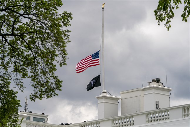 Efter fredagsmorgonens masskjutning i Indianapolis i USA då åtta människor miste livet flaggar USA på halv stång på order av president Joe Biden.