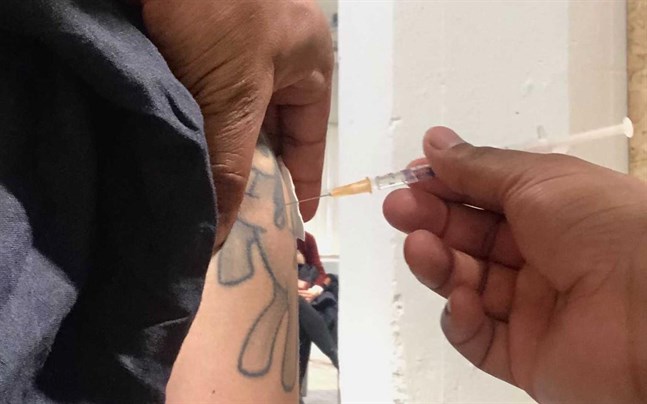 Efter vaccination av riskgrupper, vårdpersonal och äldre vaccineras andra personer i hela landet enligt åldersgrupp. Nu blir det även möjligt att koncentrera vaccinerna till de värst drabbade områdena under en viss tid.