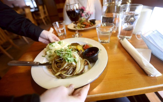 Restauranger som i huvudsak serverar mat får ta emot hälften av det normala kundantalet och de får vara öppna klockan 5–19, med start på måndag.