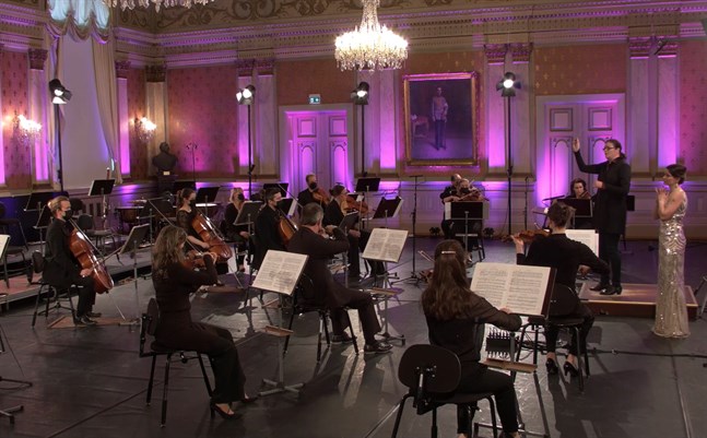 Dirigenten Anna-Maria Helsing hade ett klart grepp om det krävande partituret i Benjamin Brittens "Les Illuminations". Solisten Marjukka Tepponen stod för ett laddat utförande.