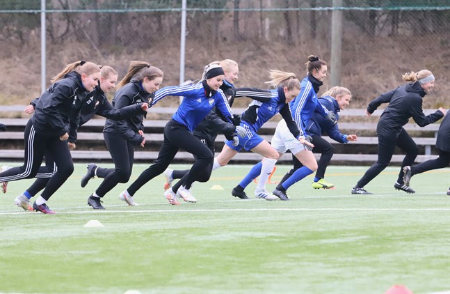 Spurter på gång på träning. I blått syns Mirella Siltanen, Sofia Näs och Tanja Ali-Marttila som alla hör till division 1-truppen.