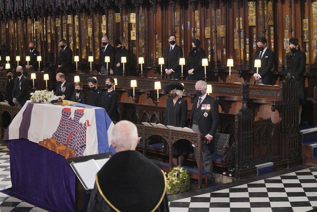 Kate, hertiginna av Cambridge, och hennes man prins William, prins Edward, prins Charles och hans fru Camilla satt på ena sidan altaret i kyrkan.