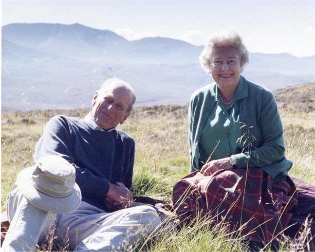 Prins Philip och drottning Elizabeth på semester 2003. Pressbild.