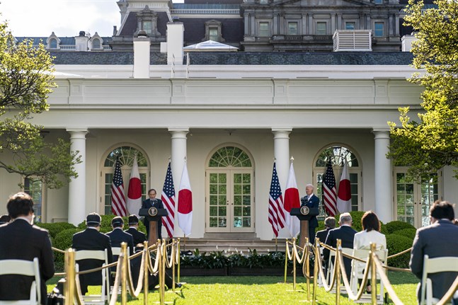 Japans premiärminister Yoshihide Suga och USA:s president Joe Biden håller presskonferens.