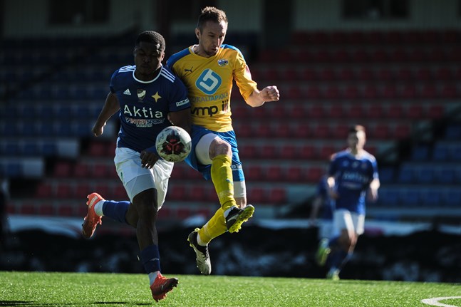 Närpes Kraft (i gult) har förlorat alla sina träningsmatcher inför säsongen, bland annat tre mot Vasa IFK. Målskillnaden är bedrövliga 0–20.