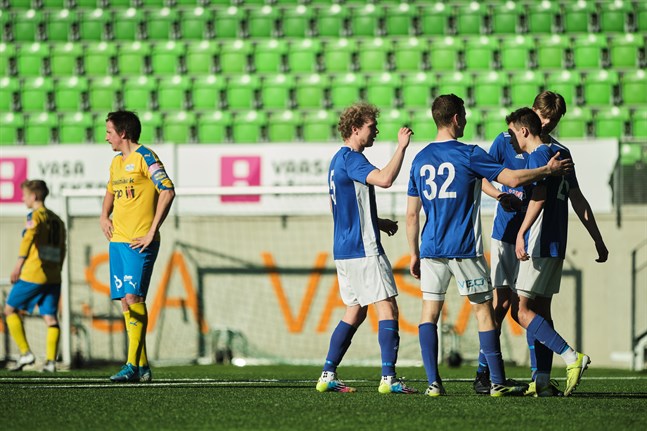 Vasa IFK firar mål i träningsmatchen mot Kraft. Gästande Kraft nollades i Sandviken på lördagen.