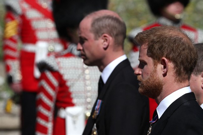 Bröderna William och Harry på sin farfars begravning.