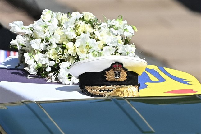 Kistbuketten bestod av vita liljor och vita rosor.