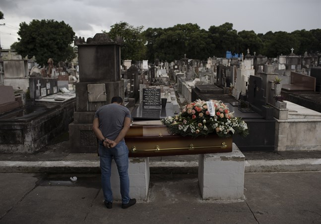 En man som sörjer en släkting som gått bort efter att ha insjuknat i covid-19 i Rio de Janeiro i Brasilien. Bild från 13 april.