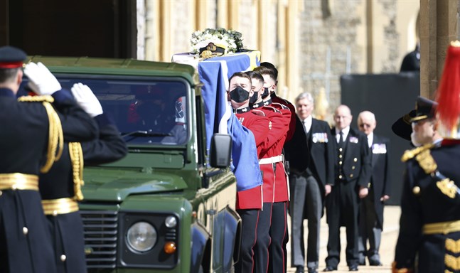 Prins Philips kista fördes till St George's Chapel på en militärgrön Landrover.