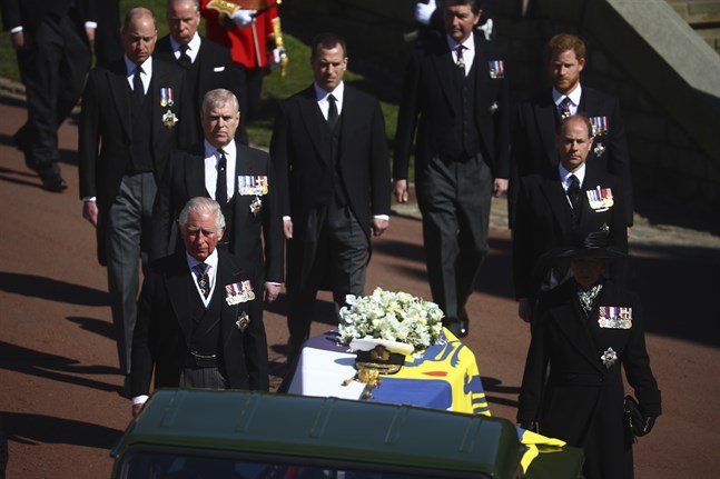 Bakom prins Philips kista gick prins Charles, prinsessan Anne, prins Edward, prins Andrew, prins William, prins Harry och deras kusin Peter Philips.