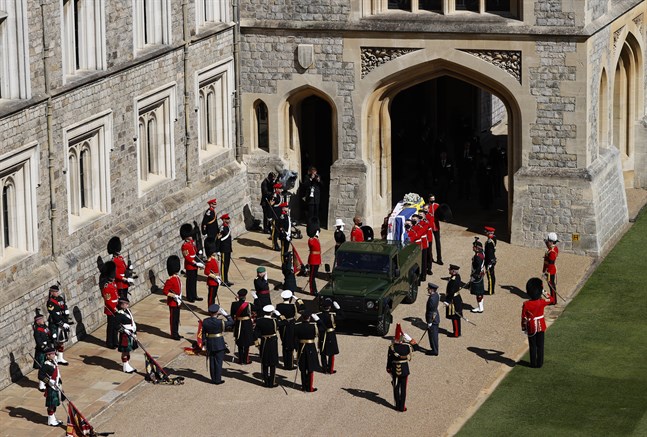 Prins Philips kista förs ut ut Windsor Castle och körs till begravningsceremonin.