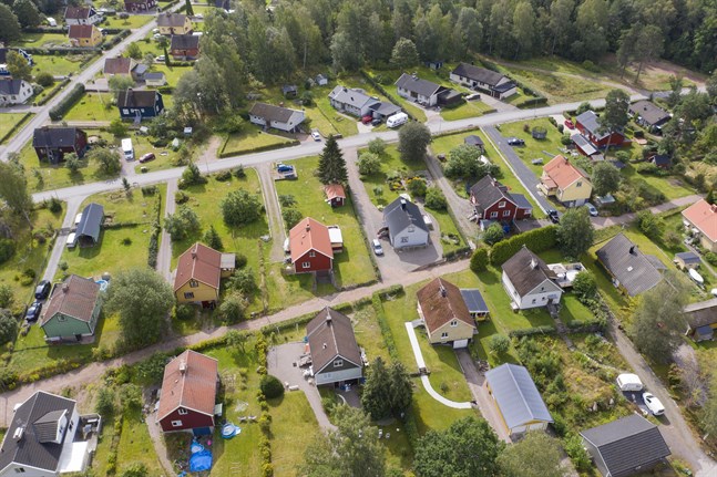 Forskare har lyckats ta fram en supervit färg som om den målas på hustak kan reflektera bort 98 procent av solljuset.