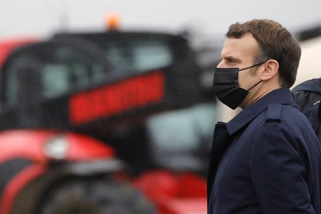 Frankrikes president Emmanuel Macron vid ett besök på en bondgård i Tilly, Normandie, tidigare i år.