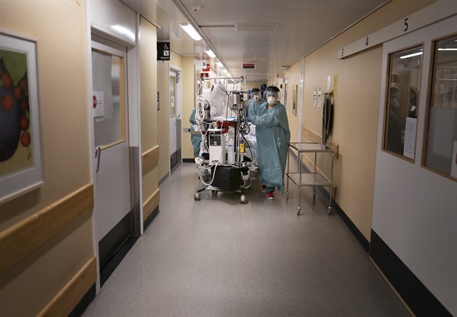 Flytt av covidpatient på en iva-avdelning. Arkivbild.