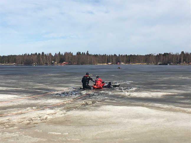 En person räddades ur vattnet i närheten av Vattungen i Öja på söndagen.