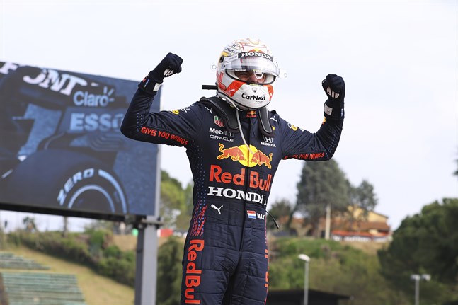 Max Verstappen firar segern på Imolabanan.