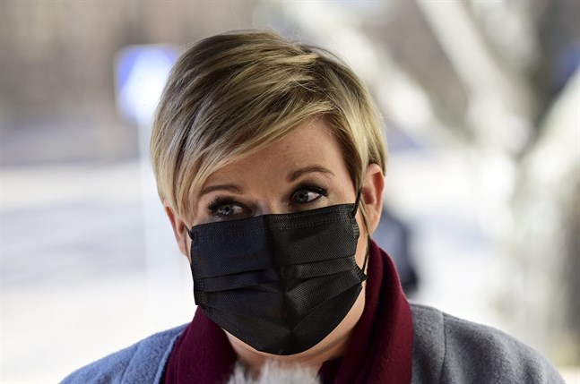 Centerns ordförande, vetenskaps- och kulturminister Annika Saarikko (C), ifrågasätter regeringens torvpolitik i ett uttalande som publicerades på söndagen.