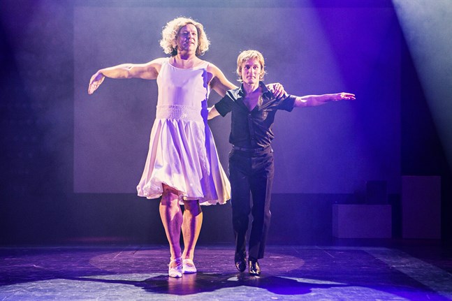 Jonas ”Baby” Berqvist och Jakob ”Patrick ” Johansson tolkar den klassiska dansscenen från Dirty Dancing.