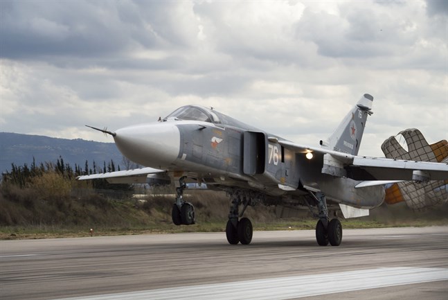 Ett ryskt stridsflygplan av typen SU-24 lyfter från den ryska flygbasen Hmeimim i Syrien för ett stridsuppdrag i landet. Arkivbild.