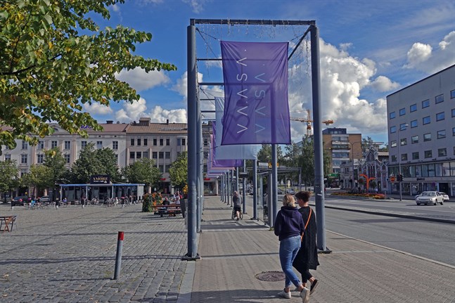 Den brittiska storinvesteringen i en katodmaterialfabrik i Vasa, som offentliggjordes på måndagen, väntas ha positiva effekter men också ställa nya krav på landskapet och Finland som helhet.