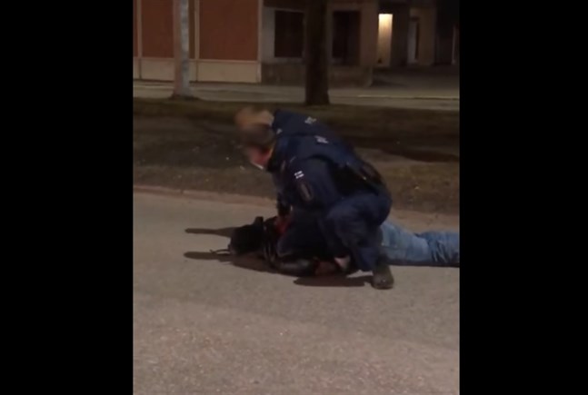 Den här skärmdumpen från en av videosnuttarna visar gripandet i Vasa centrum.