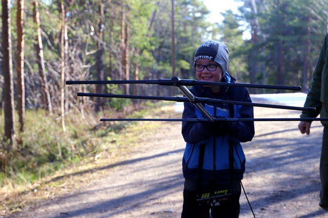 Eddie lokaliserar fladdermöss försedda med sändare under "Fladdermusdagar" i Sundom skog.