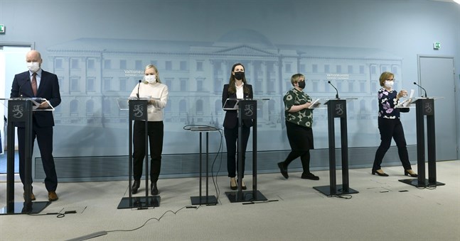 Undervisningsminister Jussi Saramo, inrikesminister Maria Ohisalo, statsminister Sanna Marin, forsknings- och kulturminister Annika Saarikko och justitieminister Anna-Maja Henriksson presenterade regeringens exitstrategi.
