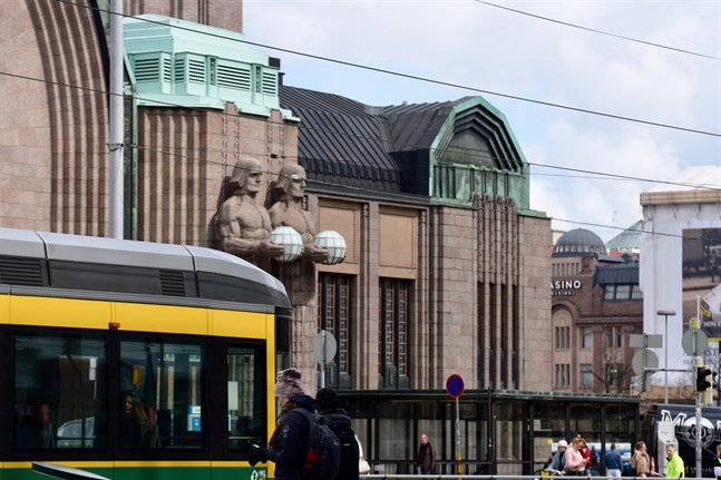 Måndagens knivhuggning skedde i samband med ett gräl mellan två sällskap vid Helsingfors centralstation.