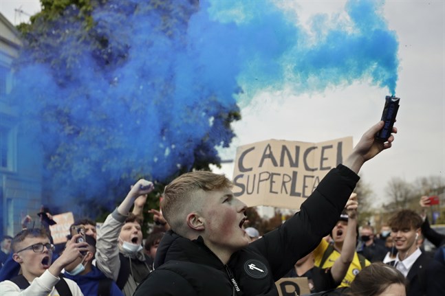 Chelseasupportrar protestera mot superligan utanför Stamford Bridge i London.
