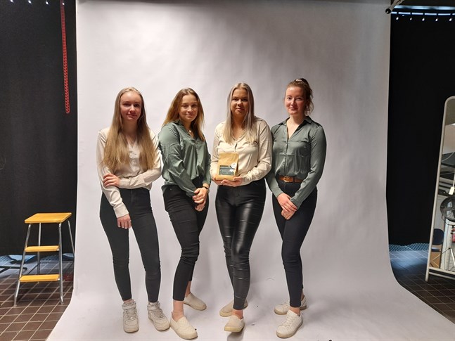 Fyra glada, ivriga och nervösa unga företagare är redo för dagen. Alisa Lehti, Olivia Nabb, Celina Rabb och Tiia Risku är UF-företaget Queco.