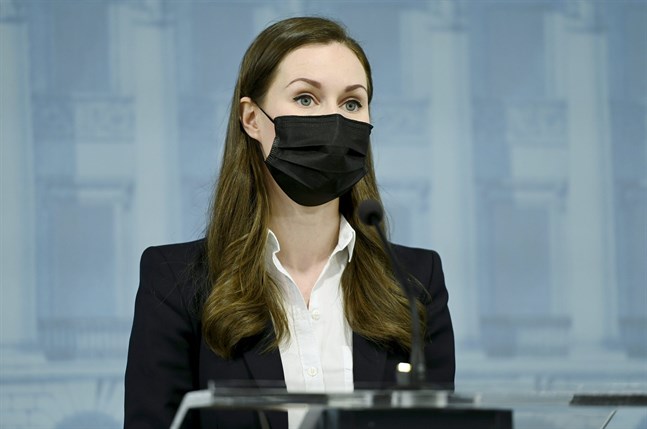 Statsminister Sanna Marin (SDP) är med på presskonferensen där regeringen berättar om exit-planen.