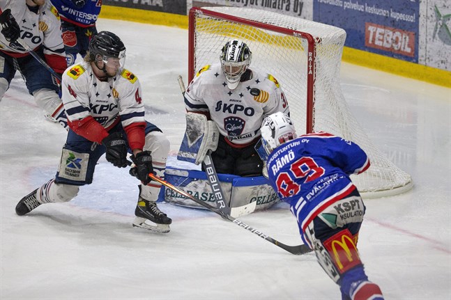 Målvakten Joel Blomqvist blev både utbytt och inbytt i en speciell match som bjöd på hela 14 mål. Arttu Rämö försöker överlista "Blomma", men lyckas inte. Nummer 4 är Julius Reini i Hermes.