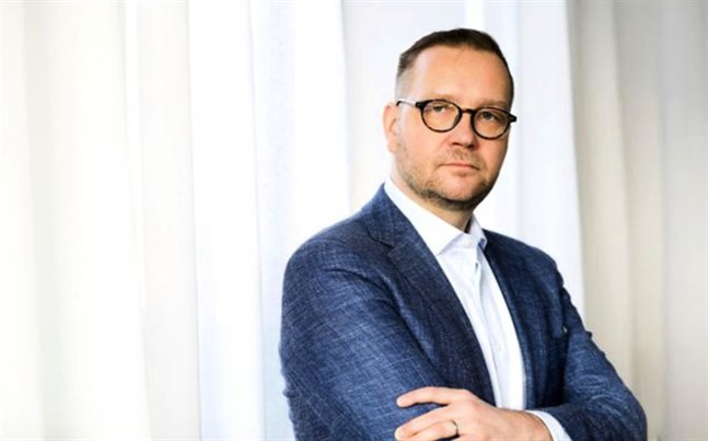 Juho Romakkaniemi, vd för Centralhandelskammaren, anser att regeringen från och med nästa år måste återgå till sin ursprungliga utgiftsram.