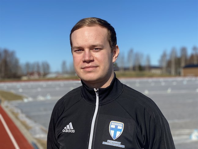 En fotbollsdomare måste tåla lite kritik, men då ska kritiken hållas på planen, säger Jesper Norrgård.