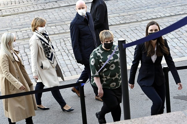 Inrikesminister Maria Ohisalo (Gröna), justitieminister Anna-Maja Henriksson (SFP), undervisningsminister Jussi Saramo (VF), vetenskaps- och kulturminister Annika Saarikko (C) och statsminister Sanna Marin (SDP) anlände tillsammans till Ständerhuset på onsdag förmiddag.