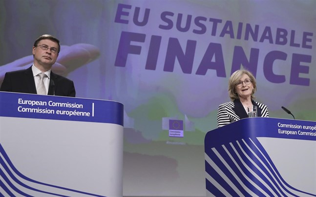 EU-kommissionärerna Valdis Dombrovskis och Mairead McGuinness presenterar kommissionens nya förslag om vilka investeringar som kan klassas som hållbara ur miljö- och klimatsynpunkt.