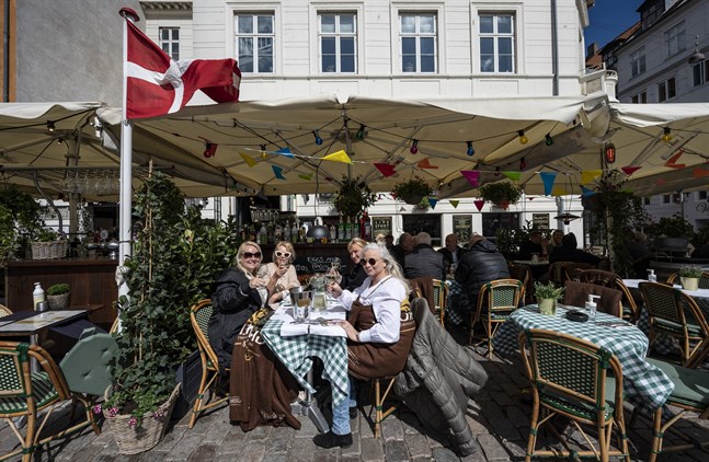 Sjuksköterskorna Jeanett Trolle, Laila Svendsen, Annegrethe Petersen och Sigrid Nielsen i solen under Dannebrogen i Nyhavn i Köpenhamn.