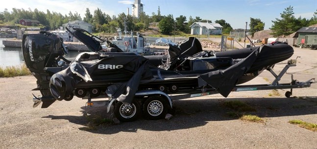 Ett 12-årigt barn dog och två vuxna skadades i den olycka som inträffade under båtevenemanget Poker Run i fjol. Bilden föreställer den gummibåt som blev överkörd av en snabbgående katamaran.