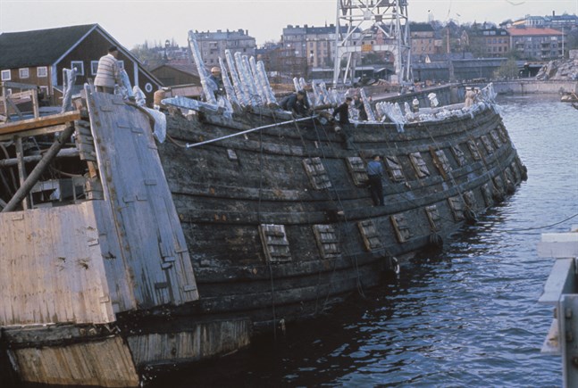Skeppet Vasa på väg in i torrdockan på Beckholmen våren 1961 med dykledaren Per Edvin Fälting i aktern.