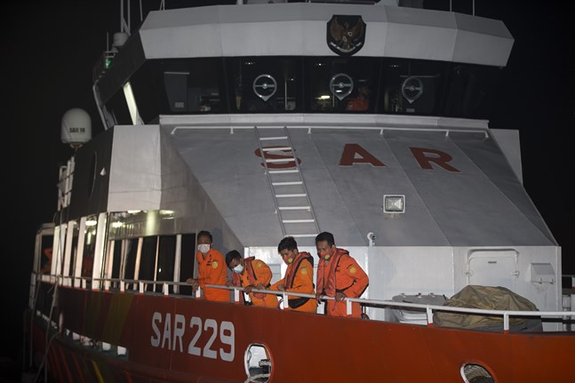 Indonesiens räddningsmyndigheter söker febrilt efter den försvunna ubåten.