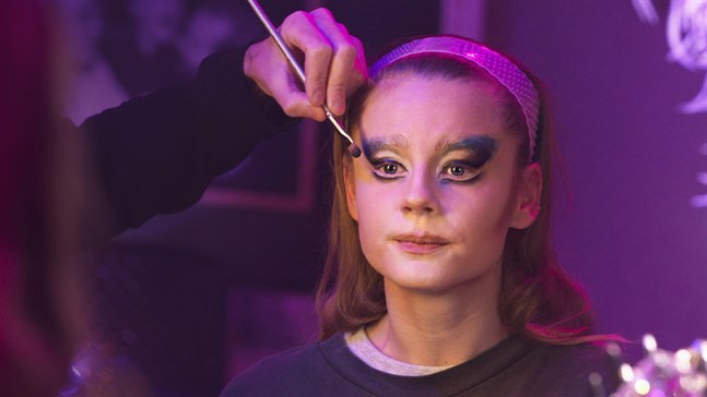 Molly Nutley har huvudrollen i mamma Helena Bergströms nya film "Dancing Queens".
